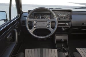 Der Innenraum des Einser-GTI: Typisch Golf alles, die Sitze und Sitzbezüge sowie das Lenkrad und die Instrumente sind dafür exklusiv dem GTI vorbehalten.