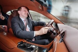 „Eine Sport-Limousine darf ruhig auch ein bisserl straff sein“. Unter der Woche sitzt Gerald Grohmann im Audi A8 – links vorne!
