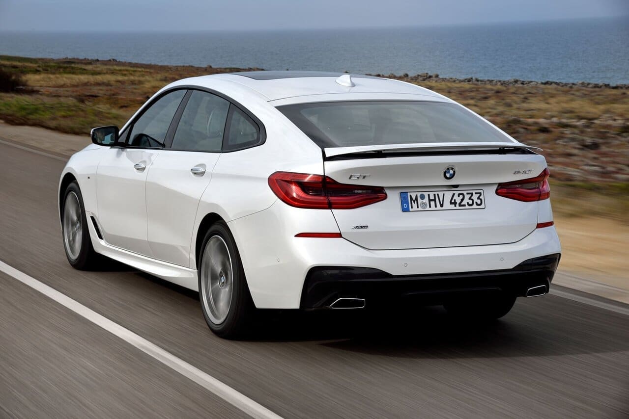 Aus fünf mach sechs: BMWs neuer großer GT ist in die 6er-Baureihe auf­gerückt. Die flachere Linie verlangt nach einem ausfahrbaren Spoiler am Heck für genügend Anpressdruck bei höherem Tempo.