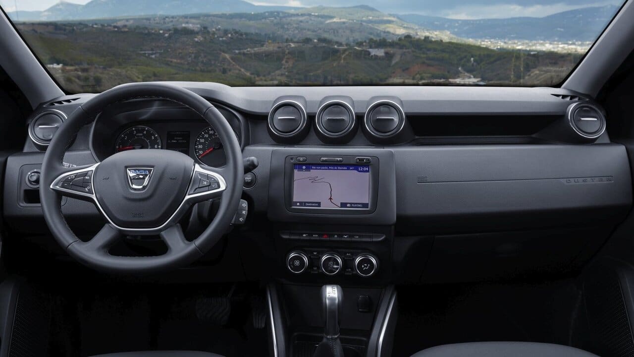 Hübsche Cockpit-Landschaft. Verbesserte Ergonomie dank längs verstellbarem Lenkrad und optionalem Touchscreen.
