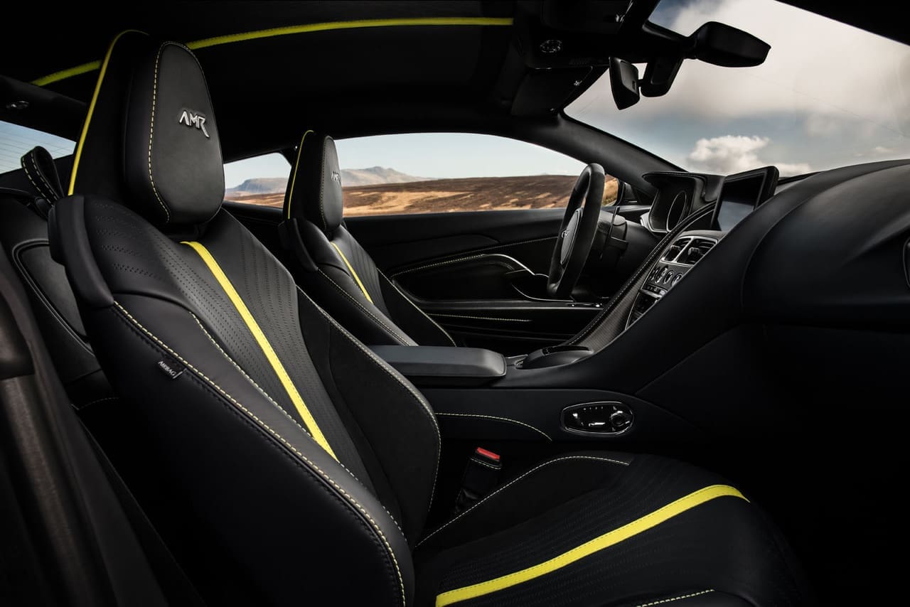 Schwarz ist das neue Chrom: Das AMR-Cockpit gibt sich farblich betont gedeckt ohne deswegen düster zu wirken. Die gelben Elemente sind eine Option, kombinierbar auch mit braunem Interieur – was tatsächlich besser aussieht, als es klingt.