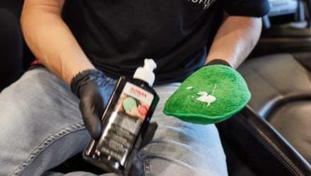 Innenaufbereitung Leder – Pflegelotion verwenden [Bild]